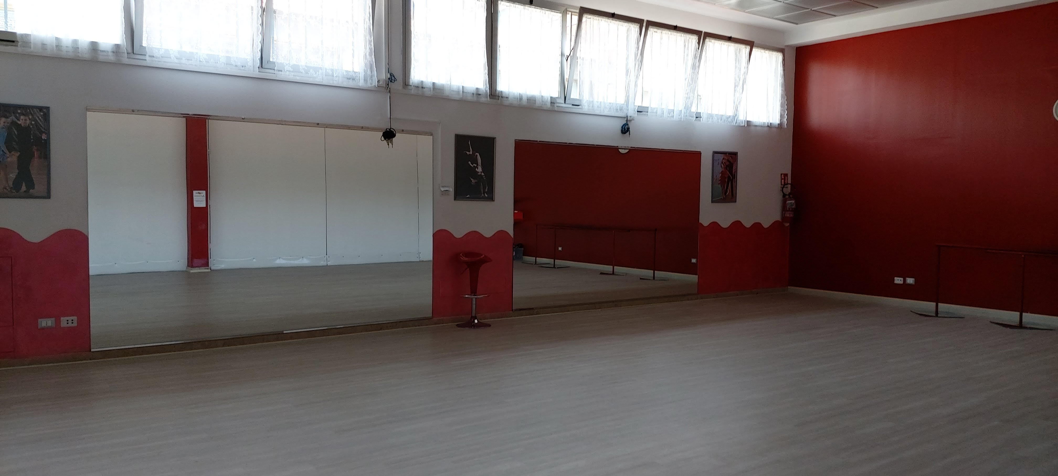 Sala Rossa Dance Studio 63 Scuola di Ballo a Bologna